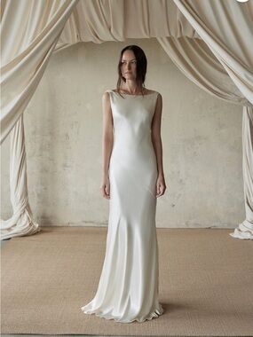 Elegant Sleeveless Satin Wedding Dress in Ivory - Classic Bridal Gown